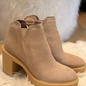 Dolce Vita Caster Beige Ankle Booties size 8